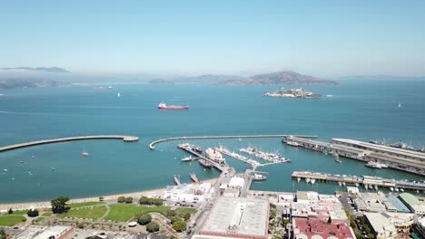 Aerial-sideways-of-Fisherman's-Wharf-bay-and-Alcatraz-island