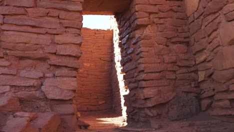 Verfolgen-Sie-In-Schuss-Der-Tür-Innerhalb-Der-Ruinen-Von-Wukoki-Pueblo