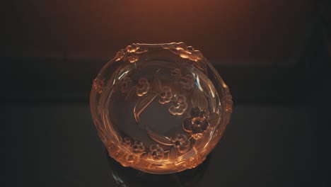 Dekorative-Kristallschale-Mit-Wasser.-Full-HD-Farbig