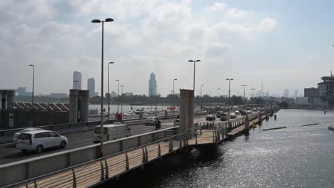 Imágenes-En-4k:-Tráfico-En-El-Puente-Flotante-De-Dubai,-Emiratos-árabes-Unidos