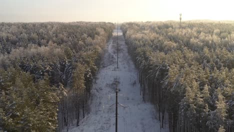 Antenne:-Fliegen-über-Stromleitungen-An-Einem-Kalten-Wintertag