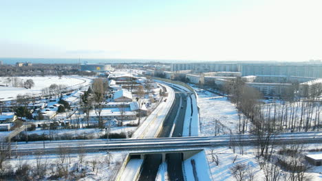 Skyview-Der-Straßenkreuzung-In-Danzig-Polen-Im-Winter---Luftaufnahme