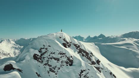 Freerider-Mit-Den-Skiern-Auf-Dem-Rücken-Auf-Einem-Gipfel