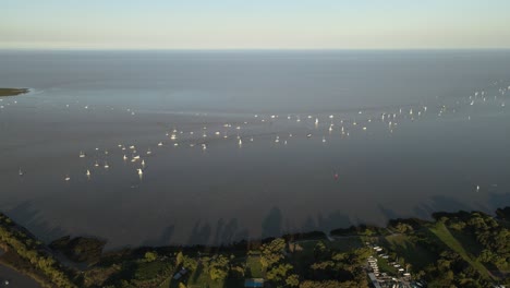 Luftaufnahme-Des-Flusses-La-Plata-Mit-Einigen-Booten,-Die-In-Der-Nähe-Der-Küste-In-Buenos-Aires-Segeln