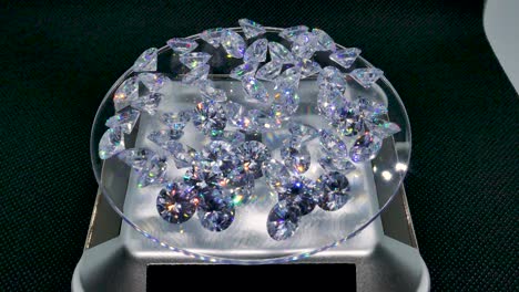 Viele-Natürliche-Weiße-Diamanten,-Funkelnde-Runde-Form,-Die-Sich-Mit-Hohem-Feuer-Dreht