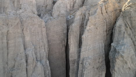 Un-Dron-Vuela-Hacia-Las-Singulares-Formaciones-Rocosas-Del-Desierto-Del-Cañón-Afton-En-El-Desierto-De-Mojave-De-California