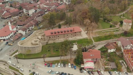 Stadt-Novi-Pazar-Im-Bezirk-Raska-Im-Südwesten-Serbiens---Luftdrohnenaufnahme