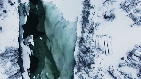 Luftaufnahme-Mit-Blick-Nach-Unten,-Die-Einen-Ruhigen,-Eisigen-See-In-Nordschweden-Zeigt