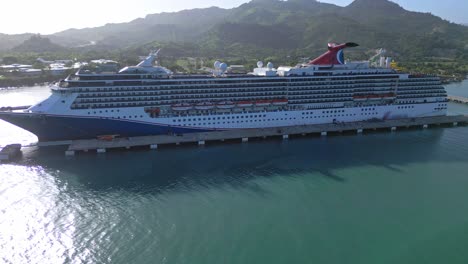 Carnival-Cruise-Ship-En-La-Terminal-De-Cruceros-De-Amber-Cove-En-Puerto-Plata,-República-Dominicana