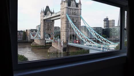 Verkleinern-Blick-Auf-Die-Tower-Bridge-Vom-Tower-Hotel-Berühmte-Suite-Luxusbewohner-Mit-Einem-Atemberaubenden-Blick-Auf-Das-Stadtbild-Von-London,-Der-Hauptstadt-Des-Vereinigten-Königreichs