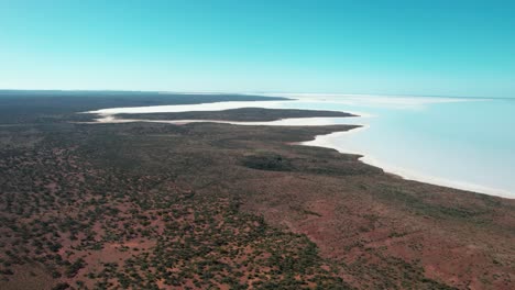 Drone-pullback-from-Lake-Gairdner-landscape,-idyllic-scenery-of-White-salt-lake,-Australia