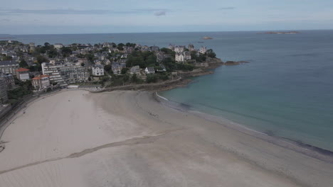 Dinard-beach,-Brittany-in-France.-Aerial-forward