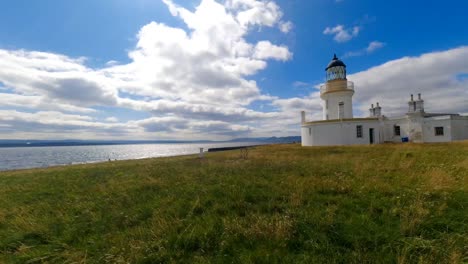 Ein-Zeitraffer-Von-Einem-Sehr-Schönen-Ort-In-Schottland,-Der-Die-Wolkenbewegung-über-Dem-Kleinen-Leuchtturm-Zeigt