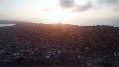 Panoramablick-Auf-Das-Stadtbild-Von-Coquimbo-Mit-Dem-Kreuz-Des-Jahrtausendhintergrunds-Während-Des-Sonnenuntergangs-In-Chile