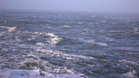 Raue-Ozeanwellen,-Die-Boot-Schaukeln