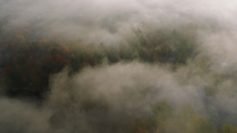 Dicke-Wolken-über-Dichtem-Wald-Und-Fluss-Im-Herbst-In-Sherbrooke,-Quebec,-Kanada