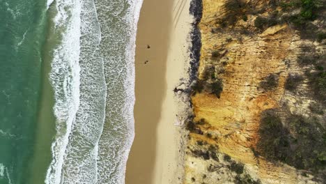 Blick-Direkt-Auf-Den-Strand-Auf-Die-Kontrastierenden-Farben-Von-Sand-Und-Meer