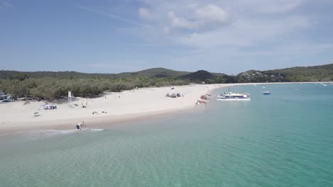 Turistas-Y-Barcos-Turísticos-En-La-Playa-Prístina-En-Great-Keppel-Island,-Queensland-Durante-El-Verano