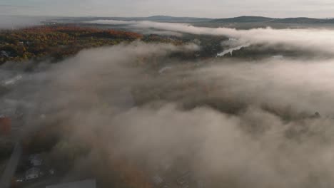 Hermosa-Cubierta-De-Nubes-Sobre-Sherbrooke,-Canadá-En-Otoño---Antena