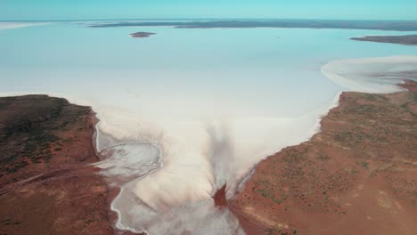 Stunning-Landscape-of-Lake-Gairdner,-Natural-pattern-from-Large-Salt-lake-in-South-Australia,-Aerial-Pullback