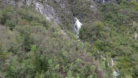 Wasserfall,-Der-Durch-Bäume-Kaskadiert-See-Bohinj-Slowenien-Drohne-Luftbild