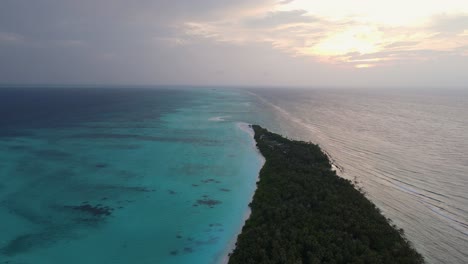Drohnenaufnahme-Einer-Abgelegenen-Tropischen-Insel-Nach-Sonnenuntergang-Während-Der-Abenddämmerung-Mit-Bewölktem-Himmel