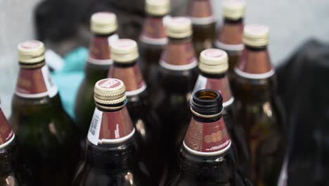 Botellas-De-Cerveza-De-Vidrio-Apiladas-Listas-Para-Reciclar