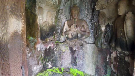Estatua-De-Buda-Tallada-En-La-Pared-En-Las-Cuevas-Pandav-Leni-En-Nashik,-India---Enfoque