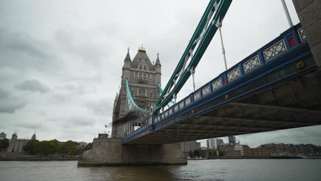 Una-Paloma-Vuela-Por-El-Puente-De-La-Torre-En-Londres,-Reino-Unido-En-Un-Día-Nublado