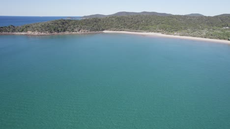 Panorama-Des-Weißen-Sandstrandes-Und-Der-Bewaldeten-Küste-Von-Great-Keppel-Island-In-Queensland,-Australien