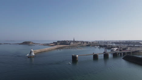 Segelschiff-Verlässt-Den-Touristischen-Hafen-Von-Saint-Malo,-Bretagne-In-Frankreich