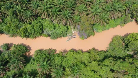 Bildtechniken-Mit-Drohne-Zoomen-Ein-Boot-An-Den-Flüssen-In-Der-Provinz-Jambi,-Indonesien