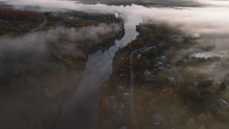 Vista-Del-Follaje-Otoñal-Y-Los-Ríos-A-Través-De-Las-Nubes-Durante-La-Temporada-De-Otoño-En-Sherbrooke,-Quebec,-Canadá