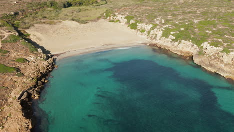 Luftaufnahme-über-Den-Strand-Von-Calamosche-Mit-Türkisfarbenem-Wasser-In-Italien---Drohnenaufnahme