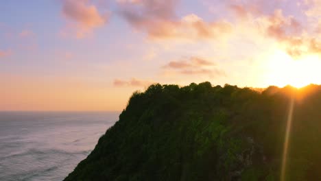 Luftküste-Der-Klippen-Von-Uluwatu,-Die-Einen-Magischen-Goldenen-Sonnenuntergang-Auf-Bali,-Indonesien,-Enthüllen