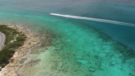 Tiro-De-Drone-De-Barco-Navegando-En-Cozumel-En-Medio-Del-Mar,-México