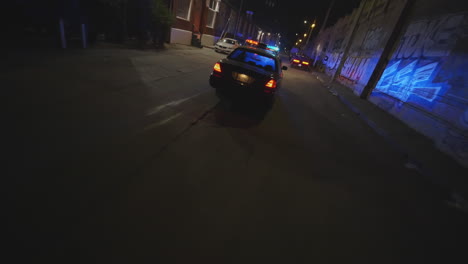 Langsame-FPV-Jagdaufnahme-Von-Polizeiautos,-Die-Mit-Blinkenden-Lichtern-Reagieren