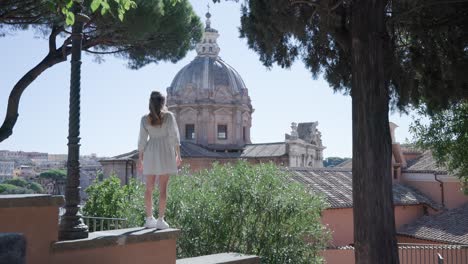 Junges-Mädchen,-Das-Die-Stadt-Rom,-Italien,-Mit-Blick-Auf-Die-Kuppel-Von-Santa-Luca-E-Martina-Erkundet