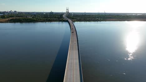 Traffic-between-Hutchinson-Island,-Savannah-Georgia-and-South-Carolina-state-border-over-river