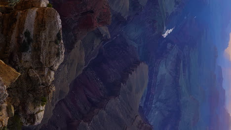 Vertikaler-Vier-Atemberaubender-Und-Farbenprächtiger-Sonnenuntergang-Im-Grand-Canyon,-Arizona