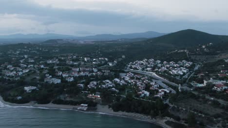 Drohne-Schoss-Am-Abend-In-Griechenland-über-Häuser-Und-Den-Strand