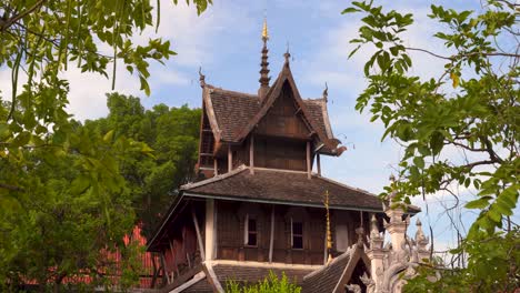 Typisches-Thailändisches-Teakholzgebäude,-Eingebettet-Zwischen-Grünen-Bäumen