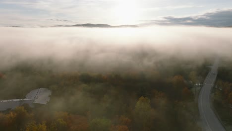 Fliegen-Durch-Neblige-Wolken-über-Bäume-Im-Herbst-In-Sherbrooke,-Quebec,-Kanada