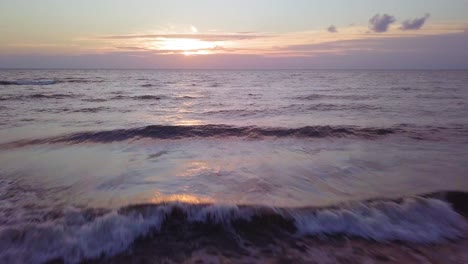 Schöne-Luftaufnahme-Der-Ostseeküste-An-Einem-Sonnigen-Abend,-Sonnenuntergang,-Goldene-Stunde,-Strand-Mit-Weißem-Sand,-Küstenerosion,-Klimaveränderungen,-Niedriger-Weitwinkel-drohnenschuss,-Der-Sich-Vorwärts-Bewegt
