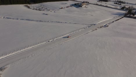 Autofahren-Auf-Der-Straße-Inmitten-Der-Schneebedeckten-Ebenen-Während-Der-Wintersaison-In-Quebec,-Kanada