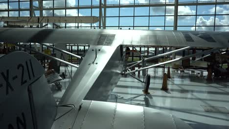 Viejo-Avión-Clásico-En-Hangar