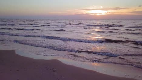 Schöne-Luftaufnahme-Der-Ostseeküste-An-Einem-Sonnigen-Abend,-Sonnenuntergang,-Goldene-Stunde,-Strand-Mit-Weißem-Sand,-Küstenerosion,-Klimaveränderungen,-Weitwinkel-drohnenschuss,-Der-Sich-Vorwärts-Bewegt