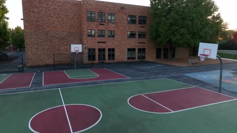 Basketballkörbe-Und-Spielplatz-Im-Freien-An-Der-Amerikanischen-Schule