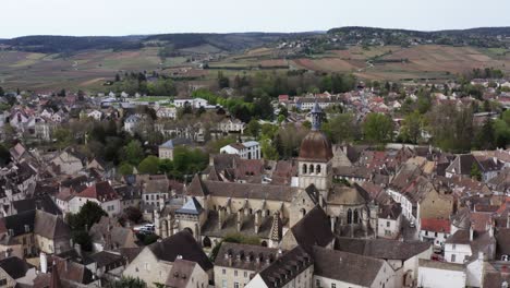 Eine-Historische-Französische-Stadt-Liegt-Bescheiden-Am-Fuße-Von-Hügeln,-Die-Mit-Weinbergen-Bedeckt-Sind
