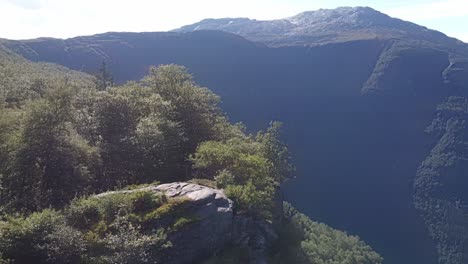 Antenne-Nähert-Sich-Und-Dreht-Sich-Um-Den-Felsigen-Aussichtspunkt-Nosi-über-Lofthus-Norwegen---Nahaufnahme-Des-Besonderen-Aussichtspunkts-Mit-Dem-Hardangerfjord-Sorfjoden-Im-Hintergrund